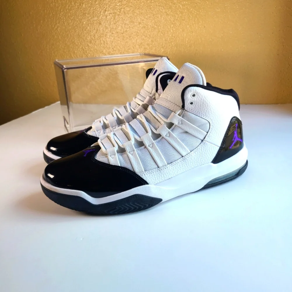Air Jordan Max Aura Basketball Shoes White/Black AQ9084-121 Men Size 11.